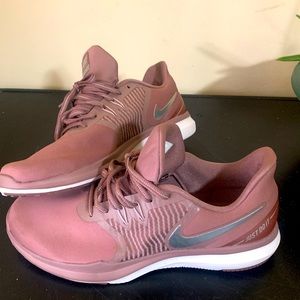 NIKE Training IN SEASON TR8 Smokey Mauve
Shoes Women's Sz 9.5 AA7774-200